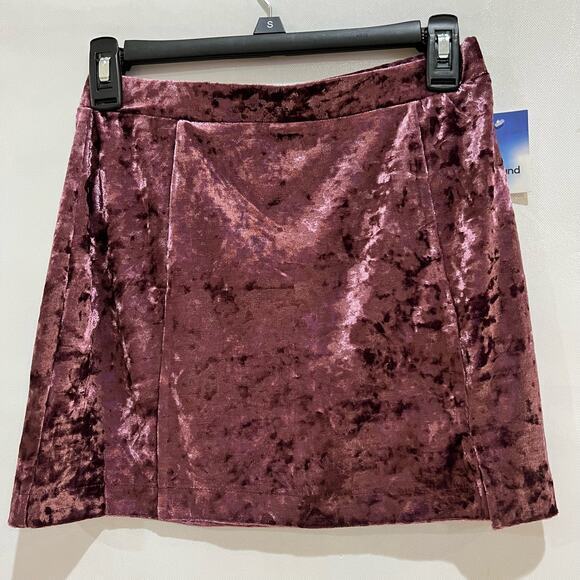 Abound Women's Burgundy Soft Velour Mini Skirt Size‎ Small Elastic Waist Pull-On - Picture 1 of 4